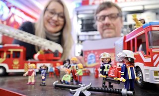 Freuen sich über den Startschuss der Eggelöschis: Kinderfeuerwehrwart Sebastian Klösener (r.) und Kinderfeuerwehrwartin Claudia Dommes. - Feuerwehr Altenbeken Freuen sich über den Startschuss der Eggelöschis: Kinderfeuerwehrwart Sebastian Klösener (r.) und Kinderfeuerwehrwartin Claudia Dommes. - Feuerwehr Altenbeken