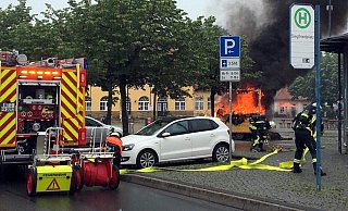 Nach dem Knall stand der Imbisswagen im Nu in vollen Flammen. Die Feuerwehr konnte den Wagen für japanische Crepes nicht mehr retten. - Roland Siekmann Nach dem Knall stand der Imbisswagen im Nu in vollen Flammen. Die Feuerwehr konnte den Wagen für japanische Crepes nicht mehr retten. - Roland Siekmann