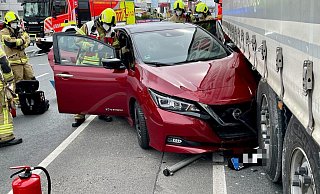 Der Nissan steckt nach dem Unfall unter dem Sattelzug fest. - Ralph Meyer Der Nissan steckt nach dem Unfall unter dem Sattelzug fest. - Ralph Meyer