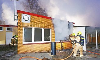 Einsatzkräfte bekämpfen das Feuer im Bereich des Eingangsgebäudes des Paderborner Waldbades. - Ralph Meyer Einsatzkräfte bekämpfen das Feuer im Bereich des Eingangsgebäudes des Paderborner Waldbades. - Ralph Meyer