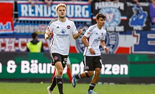 Tim Handwerker (l) feiert seinen Treffer zum 1:0 für Nürnberg. - Axel Heimken/dpa Tim Handwerker (l) feiert seinen Treffer zum 1:0 für Nürnberg. - Axel Heimken/dpa