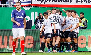 Nürnbergs Spieler feiern den Treffer zum 2:0 beim Sieg in Kiel. - Axel Heimken/dpa Nürnbergs Spieler feiern den Treffer zum 2:0 beim Sieg in Kiel. - Axel Heimken/dpa
