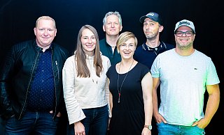 Heiko Wolf, Mona Waldminghaus, Steffen Schlette, Insa Vogel, Siggi Kunze und Pierre Bandeira Ribeiro sind "RCDC" und wollen die Besucher des Rehmer Marktes mit ihrer Musik begeistern. - Manfred Heitling Heiko Wolf, Mona Waldminghaus, Steffen Schlette, Insa Vogel, Siggi Kunze und Pierre Bandeira Ribeiro sind "RCDC" und wollen die Besucher des Rehmer Marktes mit ihrer Musik begeistern. - Manfred Heitling