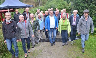 Dankeschön an Wanderwarte: Albert Hüser vom lippischen Heimatbund (8.v.l.), Landrat Axel Lehmann (blaue Jacke Mitte) und Bürgermeister Dirk Becker (6.v.l.) bedankten sich mit einem Nachmittag im Archäologischen Freilichtmuseum bei Klaus Biere (5.v.l.) und den vielen ehrenamtlichen Wanderwarten. - Sibylle Kemna Dankeschön an Wanderwarte: Albert Hüser vom lippischen Heimatbund (8.v.l.), Landrat Axel Lehmann (blaue Jacke Mitte) und Bürgermeister Dirk Becker (6.v.l.) bedankten sich mit einem Nachmittag im Archäologischen Freilichtmuseum bei Klaus Biere (5.v.l.) und den vielen ehrenamtlichen Wanderwarten. - Sibylle Kemna