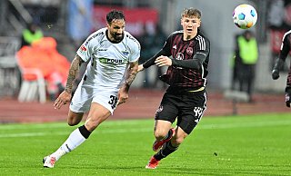 SCP-Stürmer Adriano Grimaldi (l.) im Duell gegen den 16 Jahre jüngeren Nürnberger Innenverteidiger Finn Jeltsch. - Imago Images/Sportfoto Zink SCP-Stürmer Adriano Grimaldi (l.) im Duell gegen den 16 Jahre jüngeren Nürnberger Innenverteidiger Finn Jeltsch. - Imago Images/Sportfoto Zink