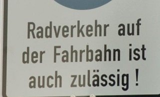 Die Stadt prüft, ob sie mit diesen Schildern die Pflicht zur Benutzung des Radwegs entlang der Elverdisser Straße für die Autofahrer sichtbar aufhebt. - nw Die Stadt prüft, ob sie mit diesen Schildern die Pflicht zur Benutzung des Radwegs entlang der Elverdisser Straße für die Autofahrer sichtbar aufhebt. - nw