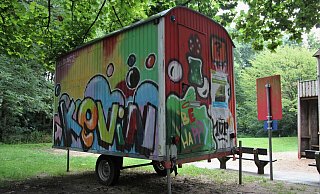 Das Spielplatzmobil ist ein auffälliger Bauwagen im bunten Graffiti-Look. - Amir Khalifa Das Spielplatzmobil ist ein auffälliger Bauwagen im bunten Graffiti-Look. - Amir Khalifa