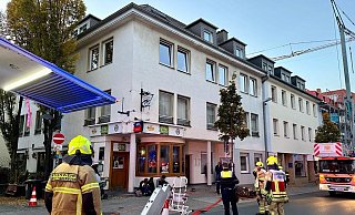 In einem Wohnhaus an der Heiersstraße hatten Bewohner Brandrauch bemerkt und die Feuerwehr alarmiert. - Ralph Meyer In einem Wohnhaus an der Heiersstraße hatten Bewohner Brandrauch bemerkt und die Feuerwehr alarmiert. - Ralph Meyer