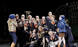 Die "Grimley Collerie" Brass Band feiert sich. Willi Budde (l.) hat sie für "Brassed off" geschaffen. - FOTO: PHILIPP OTTENDÖRFER Die "Grimley Collerie" Brass Band feiert sich. Willi Budde (l.) hat sie für "Brassed off" geschaffen. - FOTO: PHILIPP OTTENDÖRFER
