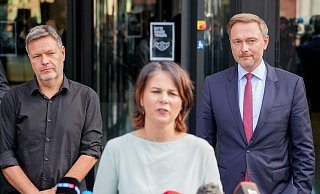 Robert Habeck (l) kritisierte die Andeutungen von Christian Lindner (r) als «nicht hilfreich». - Foto: Kay Nietfeld/dpa Robert Habeck (l) kritisierte die Andeutungen von Christian Lindner (r) als «nicht hilfreich». - Foto: Kay Nietfeld/dpa