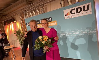 Wahl mit Rekordergebnis: Versammlungsleiter Andreas Rüther gratuliert der frisch gekürten OB-Kandidatin Christiana Bauer. - Michael Schläger Wahl mit Rekordergebnis: Versammlungsleiter Andreas Rüther gratuliert der frisch gekürten OB-Kandidatin Christiana Bauer. - Michael Schläger