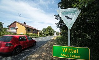 Das Haus Mindener Straße 238 steht dicht an der B61. Um in diesem Bereich einen Fuß- und Radweg an der Fahrbahn verlegen zu können, muss die gesamte Straße um mehrere Meter gen Osten verschoben werden. - Peter Steinert Das Haus Mindener Straße 238 steht dicht an der B61. Um in diesem Bereich einen Fuß- und Radweg an der Fahrbahn verlegen zu können, muss die gesamte Straße um mehrere Meter gen Osten verschoben werden. - Peter Steinert