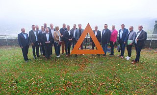 Aufforderung zum Ausbau: Auf Einladung des Herforder Landrats Jürgen Müller trafen sich auf der Burg Vlotho Vertreter betroffenen Kommunen. - Ulf Hanke Aufforderung zum Ausbau: Auf Einladung des Herforder Landrats Jürgen Müller trafen sich auf der Burg Vlotho Vertreter betroffenen Kommunen. - Ulf Hanke