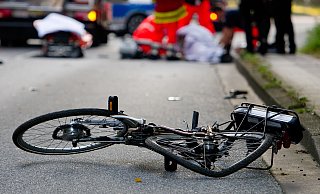 Die 63-jährige Bielefelderin musste mit schweren Verletzungen ins Krankenhaus gebracht werden. Der Unfallfahrer floh. - picture alliance / dpa Die 63-jährige Bielefelderin musste mit schweren Verletzungen ins Krankenhaus gebracht werden. Der Unfallfahrer floh. - picture alliance / dpa