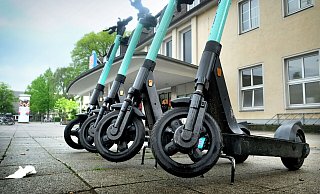 In Gütersloh bietet das Unternehmen Tier Mobility Berlin seit zwei Jahren E-Scooter an. In Rheda-Wiedenbrück können sie wohl kommendes Jahr ausgeliehen werden. - Andreas Frücht In Gütersloh bietet das Unternehmen Tier Mobility Berlin seit zwei Jahren E-Scooter an. In Rheda-Wiedenbrück können sie wohl kommendes Jahr ausgeliehen werden. - Andreas Frücht