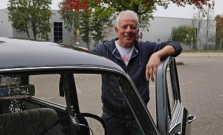 Der heute 56-jährige Kraftfahrzeugmeister bezeichnet sich selbst als Handwerker aus Überzeugung. Neben dem Mercedes steht aktuell mit einer NSU Quickly noch ein Zweirad in seiner Garage, dass – wie der hier vorgestellte Ponton – als ein Meilenstein in der Geschichte der bundesdeutschen Motorisierung angesehen werden kann. - Jörg Militzer Der heute 56-jährige Kraftfahrzeugmeister bezeichnet sich selbst als Handwerker aus Überzeugung. Neben dem Mercedes steht aktuell mit einer NSU Quickly noch ein Zweirad in seiner Garage, dass – wie der hier vorgestellte Ponton – als ein Meilenstein in der Geschichte der bundesdeutschen Motorisierung angesehen werden kann. - Jörg Militzer