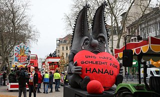 Der Motivwagen "Uns Hätz schleiht för Hanau" zum Anschlag von Hanau steht auf der Straße vor dem Rosenmontagszug in Köln. - picture alliance/dpa Der Motivwagen "Uns Hätz schleiht för Hanau" zum Anschlag von Hanau steht auf der Straße vor dem Rosenmontagszug in Köln. - picture alliance/dpa