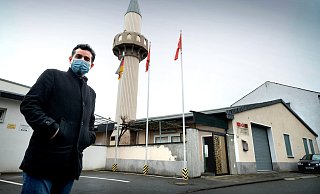 Tugrul Öcel, Vorsitzender der Türkisch-Islamischen Gemeinde Gütersloh, vor der DITIB-Moschee an der Lützowstraße. Ihr Gemeindeleben ist durch die Pandemie genauso eingeschränkt wie das anderer Religionsgemeinschaften, sagt er. - Andreas Frücht Tugrul Öcel, Vorsitzender der Türkisch-Islamischen Gemeinde Gütersloh, vor der DITIB-Moschee an der Lützowstraße. Ihr Gemeindeleben ist durch die Pandemie genauso eingeschränkt wie das anderer Religionsgemeinschaften, sagt er. - Andreas Frücht