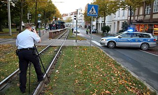Die Polizei ermittelte nach dem Vorfall an der Haltestelle Landgericht. - Symbolfoto: Jens Reichenbach Die Polizei ermittelte nach dem Vorfall an der Haltestelle Landgericht. - Symbolfoto: Jens Reichenbach