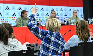 Darf ich was fragen? Schüler löchern die Fußballerinnen Klara Bühl und Ann-Katrin Berger. - Arne Dedert/dpa Darf ich was fragen? Schüler löchern die Fußballerinnen Klara Bühl und Ann-Katrin Berger. - Arne Dedert/dpa