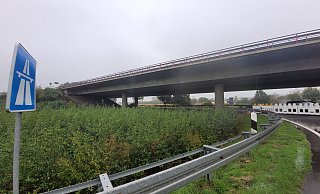 Die Autobahnbrücke in Bruchmühlen ist beschädigt. Seit Mitte Oktober gilt hier ein Tempolimit von 40 Stundenkilometer. - Florian Weyand Die Autobahnbrücke in Bruchmühlen ist beschädigt. Seit Mitte Oktober gilt hier ein Tempolimit von 40 Stundenkilometer. - Florian Weyand