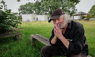 Hans, Spitzname Handu, hat ein bewegtes Leben hinter sich: Drogen, Knast, Obdachlosigkeit. All das hat ihn krank und hilfsbedürftig gemacht. - Susanne Lahr Hans, Spitzname Handu, hat ein bewegtes Leben hinter sich: Drogen, Knast, Obdachlosigkeit. All das hat ihn krank und hilfsbedürftig gemacht. - Susanne Lahr