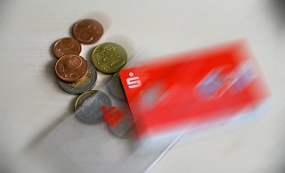 Kunden der Sparkasse sind sauer. Ihre Sparverträge wurden gekündigt. - dpa/picture alliance Kunden der Sparkasse sind sauer. Ihre Sparverträge wurden gekündigt. - dpa/picture alliance