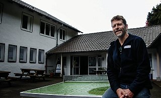 Öffnet die Türen: Der Leiter der Jugendherberge in Höxter, Calle Swoboda, freut sich auf die Gäste. In einer solch großen Not müsse man helfen, sagt er. - David Schellenberg Öffnet die Türen: Der Leiter der Jugendherberge in Höxter, Calle Swoboda, freut sich auf die Gäste. In einer solch großen Not müsse man helfen, sagt er. - David Schellenberg