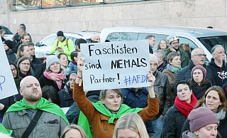 Spontandemonstration vor dem Thüringischen Landtag. - picture alliance/dpa Spontandemonstration vor dem Thüringischen Landtag. - picture alliance/dpa