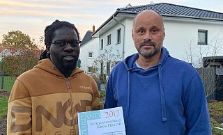 Für sein soziales und ehrenamtliches Engagement 2017 erhält er den Integrationspreis des Kreises (hier mit Thomas Rebbe). - Privat/Sandra Schröder Für sein soziales und ehrenamtliches Engagement 2017 erhält er den Integrationspreis des Kreises (hier mit Thomas Rebbe). - Privat/Sandra Schröder