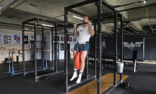 Robin Stoltze zeigt, in der Machbar, wie ein Muscle-Up mit Gewichten aussieht. - Lena Kley Robin Stoltze zeigt, in der Machbar, wie ein Muscle-Up mit Gewichten aussieht. - Lena Kley
