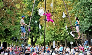 Der Barockgarten vom Schloß Neuhaus wird für zwei Tage zur Bühne für Straßenkunst. - Sven Hauhart Der Barockgarten vom Schloß Neuhaus wird für zwei Tage zur Bühne für Straßenkunst. - Sven Hauhart