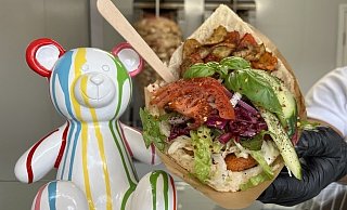 Das Baba Haus präsentiert seinen veganen Gemüse-Döner. Dieser ist auch in einer vegetarischen Version erhältlich. - Verena Freiberg Das Baba Haus präsentiert seinen veganen Gemüse-Döner. Dieser ist auch in einer vegetarischen Version erhältlich. - Verena Freiberg