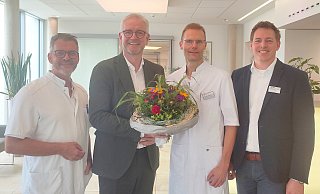 Könnten sich nicht mehr freuen: Dr. Andreas Koch (v.l.), der Geschäftsführer der KHO Matthias Bitter, Dr. Sven Ottemöller und der kaufmännische Direktor des Mathildenhospitals Philipp Herzog. - Fabian Hattenkerl Könnten sich nicht mehr freuen: Dr. Andreas Koch (v.l.), der Geschäftsführer der KHO Matthias Bitter, Dr. Sven Ottemöller und der kaufmännische Direktor des Mathildenhospitals Philipp Herzog. - Fabian Hattenkerl