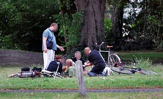 Vor allem in den Sommermonaten treffen sich fast täglich Menschen, um im Park hinter dem Schenke-Supermarkt Alkohol zu konsumieren. - Patrick Menzel Vor allem in den Sommermonaten treffen sich fast täglich Menschen, um im Park hinter dem Schenke-Supermarkt Alkohol zu konsumieren. - Patrick Menzel