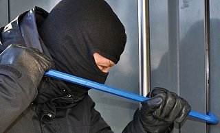 Vergeblich hebelte der Einbrecher an zwei verschiedenen Fenstern herum. Das machte ihn so wütend, dass er zweimal nach Steinen griff. - Symbolfoto: Pixabay Creative Commons Vergeblich hebelte der Einbrecher an zwei verschiedenen Fenstern herum. Das machte ihn so wütend, dass er zweimal nach Steinen griff. - Symbolfoto: Pixabay Creative Commons