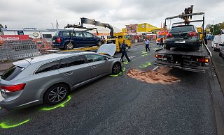 Dreimal schwerer Schaden: Der Verkehr kam zwischen Ziegel- und Finkenstraße für rund eine Stunde in beiden Richtungen zum Erliegen. - Christian Mathiesen Dreimal schwerer Schaden: Der Verkehr kam zwischen Ziegel- und Finkenstraße für rund eine Stunde in beiden Richtungen zum Erliegen. - Christian Mathiesen