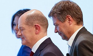 Zufriedene Gesichter: Annalena Baerbock, Olaf Scholz und Robert Habeck (r.). - AFP Zufriedene Gesichter: Annalena Baerbock, Olaf Scholz und Robert Habeck (r.). - AFP