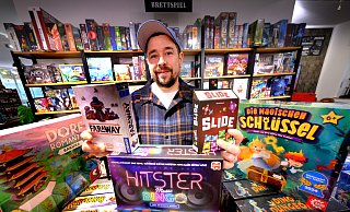 Dennis Glöge hat in seinem Spieleladen "Wolpertinger" in Gütersloh eine Auswahl geeigneter Spiele fürs Weihnachtsfest zusammengestellt. - Andreas Frücht Dennis Glöge hat in seinem Spieleladen "Wolpertinger" in Gütersloh eine Auswahl geeigneter Spiele fürs Weihnachtsfest zusammengestellt. - Andreas Frücht