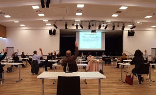 Bei der Debatte um die Resolution zum Atommüll-Logistiklager in Würassen in der Steinheimer Stadthalle verfielen die Ratsmitglieder kurz in den Wahlkampfmodus. - Madita Schellenberg Bei der Debatte um die Resolution zum Atommüll-Logistiklager in Würassen in der Steinheimer Stadthalle verfielen die Ratsmitglieder kurz in den Wahlkampfmodus. - Madita Schellenberg