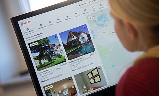 Seit mehr als zehn Jahren bietet die Onlineplattform Airbnb Privatunterkünfte an, die deutlich günstiger sind als klassische Hotelzimmer. - Niklas Tüns Seit mehr als zehn Jahren bietet die Onlineplattform Airbnb Privatunterkünfte an, die deutlich günstiger sind als klassische Hotelzimmer. - Niklas Tüns