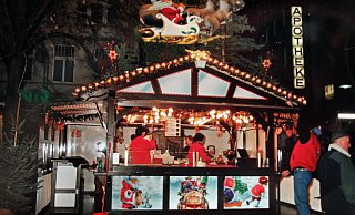Der Hot-Dog-Stand wie man ihn heute kennt ist weihnachtlicher geschmückt und bietet mit einer Fußbodenheizung mehr Komfort. - privat Der Hot-Dog-Stand wie man ihn heute kennt ist weihnachtlicher geschmückt und bietet mit einer Fußbodenheizung mehr Komfort. - privat