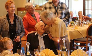 Einhundert Freundinnen und Freunde, Familienangehörige und Wegbegleiter sind zum runden Geburtstag von Heinz Stange (Mitte, sitzend) erschienen. - Claus Frickemeier Einhundert Freundinnen und Freunde, Familienangehörige und Wegbegleiter sind zum runden Geburtstag von Heinz Stange (Mitte, sitzend) erschienen. - Claus Frickemeier