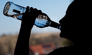 Mit verschiedenen Spritiuosen wie Rum, Vodka und Champagner machte sich der Unbekannte aus dem Staub. - Silas Stein / dpa Mit verschiedenen Spritiuosen wie Rum, Vodka und Champagner machte sich der Unbekannte aus dem Staub. - Silas Stein / dpa
