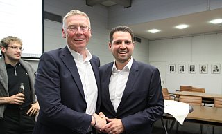 Alexander Hüttemann (r.) gratuliert nach der Wahl Andreas Hüffmann zum Sieg bei der Bürgermeisterwahl. - Björn Kenter Alexander Hüttemann (r.) gratuliert nach der Wahl Andreas Hüffmann zum Sieg bei der Bürgermeisterwahl. - Björn Kenter