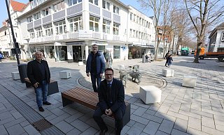Bürgermeister Lars Bökenkröger hat Platz genommen, Jan-Martin Müller von der Stadt und Rüdiger Ernst von den Stadtwerken stehen im Hintergrund. - Nicole Sielermann Bürgermeister Lars Bökenkröger hat Platz genommen, Jan-Martin Müller von der Stadt und Rüdiger Ernst von den Stadtwerken stehen im Hintergrund. - Nicole Sielermann