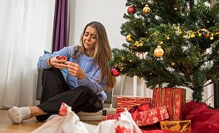 Nicht jedes Geschenk lässt sich problemlos umtauschen: Im stationären Handel gibt es kein gesetzliches Umtauschrecht, doch Händler handeln oft kulant. - Christin Klose/dpa-tmn Nicht jedes Geschenk lässt sich problemlos umtauschen: Im stationären Handel gibt es kein gesetzliches Umtauschrecht, doch Händler handeln oft kulant. - Christin Klose/dpa-tmn