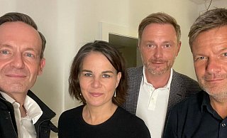 Volker Wissing (v.l.), FDP-Generalsekretär, Annalena Baerbock, Bundesvorsitzende von Bündnis 90/Die Grünen, Christian Lindner, FDP-Vorsitzender und Robert Habeck, Co-Bundesvorsitzender von Bündnis 90/Die Grünen. - via REUTERS Volker Wissing (v.l.), FDP-Generalsekretär, Annalena Baerbock, Bundesvorsitzende von Bündnis 90/Die Grünen, Christian Lindner, FDP-Vorsitzender und Robert Habeck, Co-Bundesvorsitzender von Bündnis 90/Die Grünen. - via REUTERS