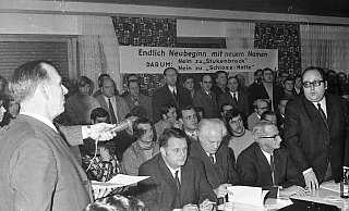 Die Zuschauer haben ein Spruchband gespannt, auf dem sie deutlich machen, dass sie einen neutralen Namen wollen. - Dieter Burkamp Die Zuschauer haben ein Spruchband gespannt, auf dem sie deutlich machen, dass sie einen neutralen Namen wollen. - Dieter Burkamp