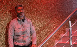 Salahattin Koc steht auf der Treppe in seinem Club. Bis er wieder aufmachen kann, hat er noch einen langen Weg vor sich. - Lena Kley Salahattin Koc steht auf der Treppe in seinem Club. Bis er wieder aufmachen kann, hat er noch einen langen Weg vor sich. - Lena Kley